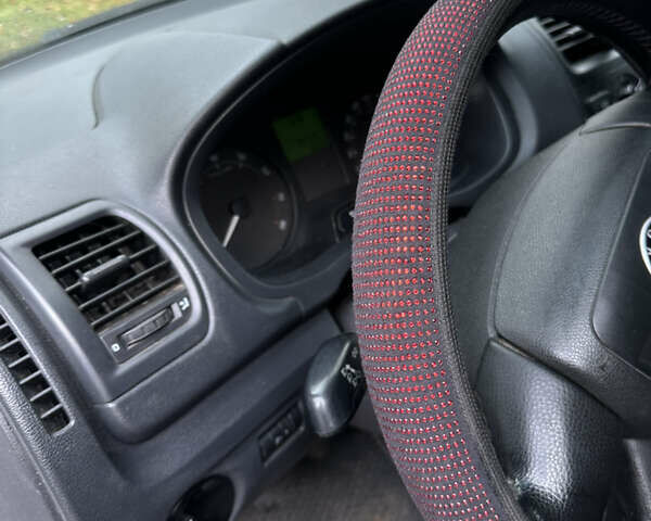 Белый Шкода Фабия, объемом двигателя 1.39 л и пробегом 257 тыс. км за 4600 $, фото 5 на Automoto.ua