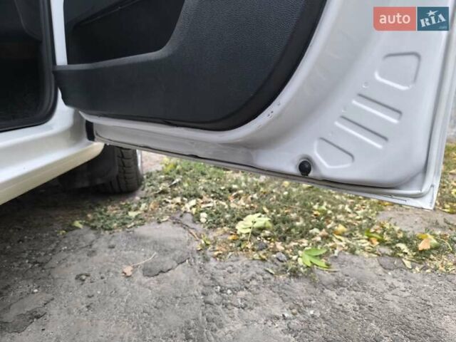 Белый Шкода Фабия, объемом двигателя 1.4 л и пробегом 113 тыс. км за 6400 $, фото 5 на Automoto.ua