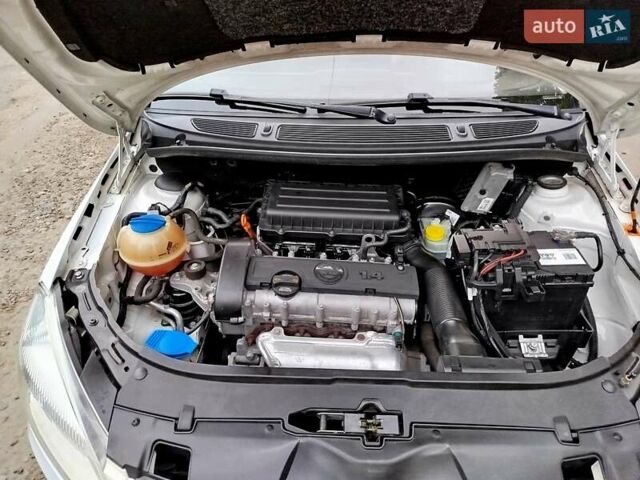 Белый Шкода Фабия, объемом двигателя 1.39 л и пробегом 126 тыс. км за 5998 $, фото 9 на Automoto.ua