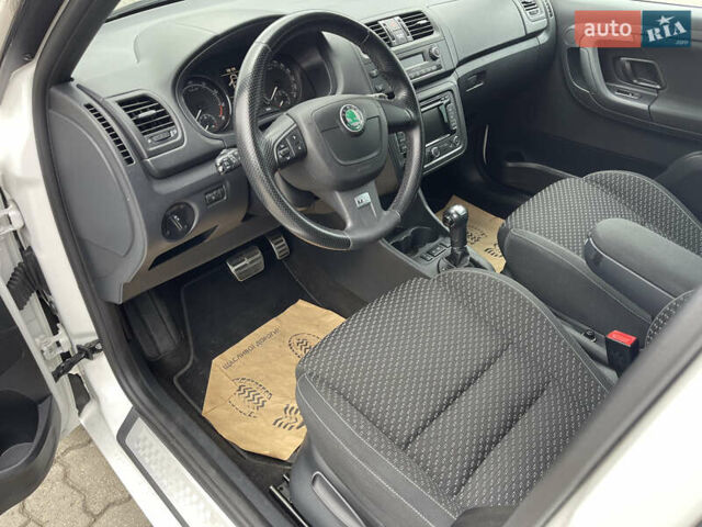 Белый Шкода Фабия, объемом двигателя 1.4 л и пробегом 163 тыс. км за 10300 $, фото 10 на Automoto.ua