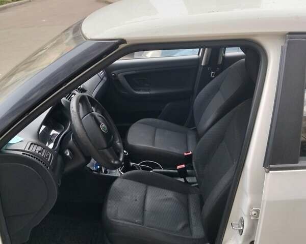 Белый Шкода Фабия, объемом двигателя 1.4 л и пробегом 249 тыс. км за 4500 $, фото 4 на Automoto.ua