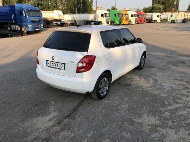 Белый Шкода Фабия, объемом двигателя 1.2 л и пробегом 216 тыс. км за 4900 $, фото 2 на Automoto.ua