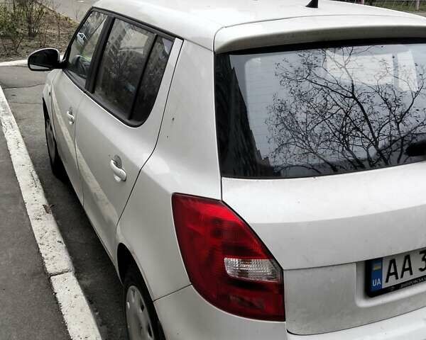 Белый Шкода Фабия, объемом двигателя 1.4 л и пробегом 249 тыс. км за 4500 $, фото 2 на Automoto.ua