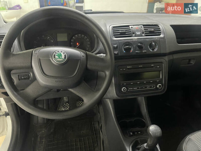 Білий Шкода Фабія, об'ємом двигуна 1.2 л та пробігом 303 тис. км за 3900 $, фото 9 на Automoto.ua
