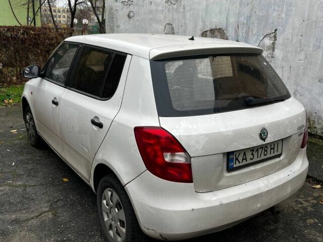 Білий Шкода Фабія, об'ємом двигуна 1.4 л та пробігом 420 тис. км за 2450 $, фото 1 на Automoto.ua