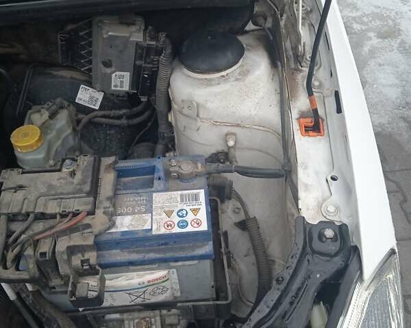 Белый Шкода Фабия, объемом двигателя 1.39 л и пробегом 180 тыс. км за 5800 $, фото 5 на Automoto.ua