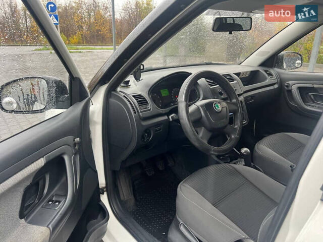 Белый Шкода Фабия, объемом двигателя 1.2 л и пробегом 70 тыс. км за 7000 $, фото 10 на Automoto.ua