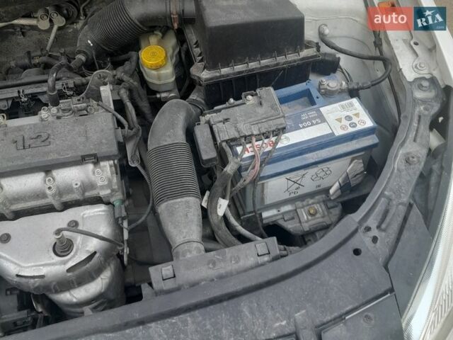 Білий Шкода Фабія, об'ємом двигуна 1.2 л та пробігом 152 тис. км за 4300 $, фото 9 на Automoto.ua