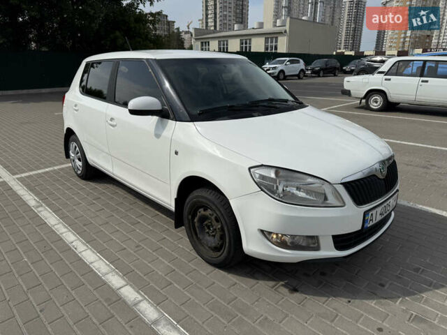 Белый Шкода Фабия, объемом двигателя 1.39 л и пробегом 319 тыс. км за 5250 $, фото 1 на Automoto.ua