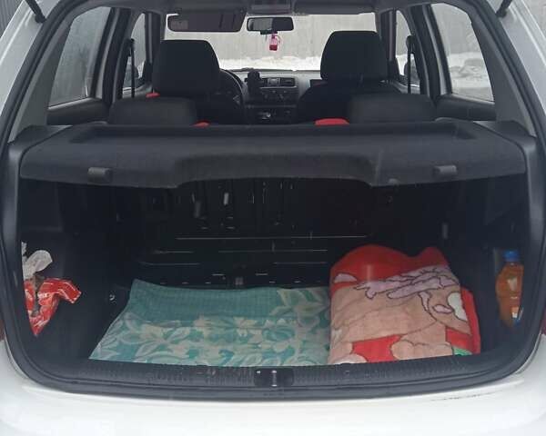 Белый Шкода Фабия, объемом двигателя 1.39 л и пробегом 180 тыс. км за 5800 $, фото 17 на Automoto.ua