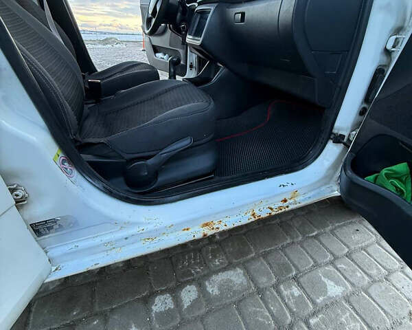 Білий Шкода Фабія, об'ємом двигуна 1.39 л та пробігом 350 тис. км за 4300 $, фото 20 на Automoto.ua