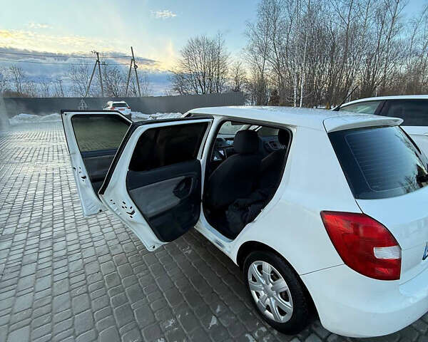 Білий Шкода Фабія, об'ємом двигуна 1.39 л та пробігом 350 тис. км за 4300 $, фото 16 на Automoto.ua