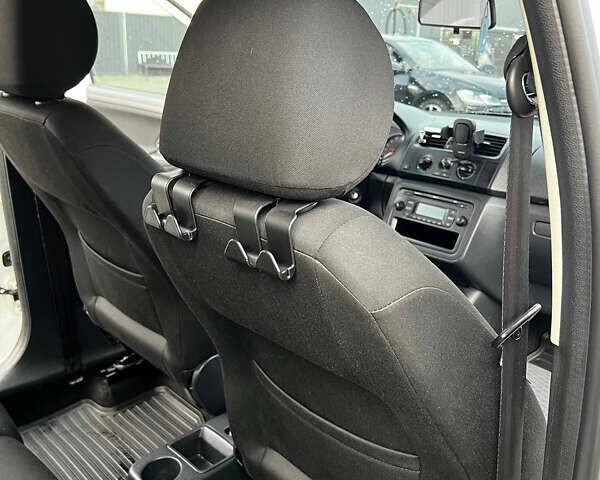 Білий Шкода Фабія, об'ємом двигуна 1.39 л та пробігом 240 тис. км за 6000 $, фото 12 на Automoto.ua