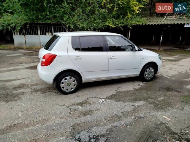 Белый Шкода Фабия, объемом двигателя 1.39 л и пробегом 126 тыс. км за 5998 $, фото 2 на Automoto.ua