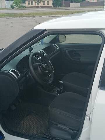 Белый Шкода Фабия, объемом двигателя 1.39 л и пробегом 304 тыс. км за 3950 $, фото 4 на Automoto.ua