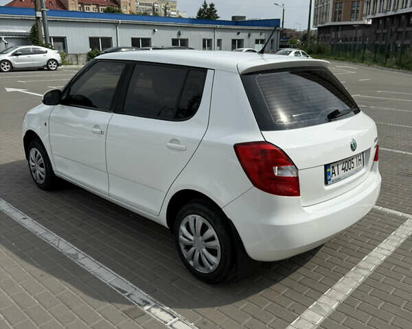 Белый Шкода Фабия, объемом двигателя 1.39 л и пробегом 319 тыс. км за 5250 $, фото 4 на Automoto.ua