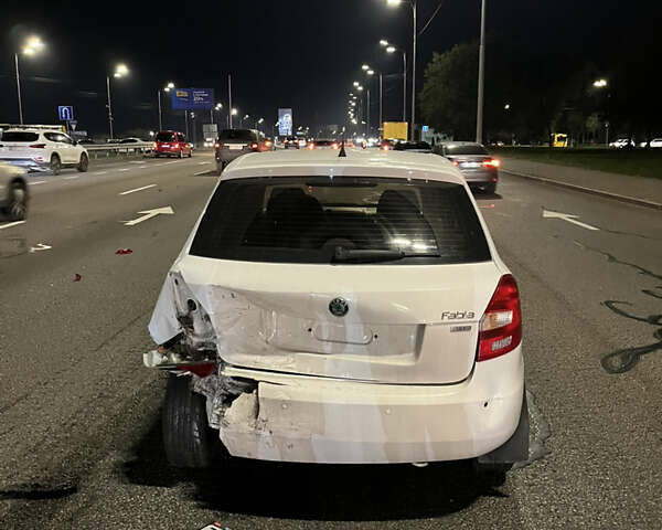 Белый Шкода Фабия, объемом двигателя 1.39 л и пробегом 185 тыс. км за 3000 $, фото 5 на Automoto.ua