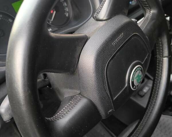 Белый Шкода Фабия, объемом двигателя 1.4 л и пробегом 113 тыс. км за 6400 $, фото 6 на Automoto.ua