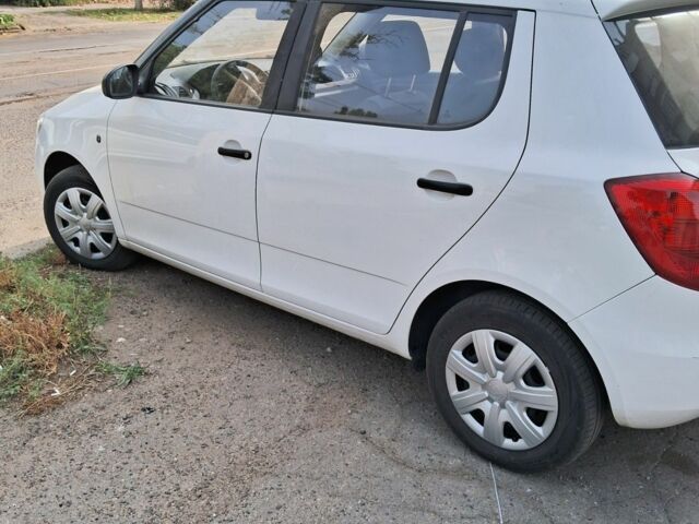 Белый Шкода Фабия, объемом двигателя 1.2 л и пробегом 153 тыс. км за 4300 $, фото 1 на Automoto.ua