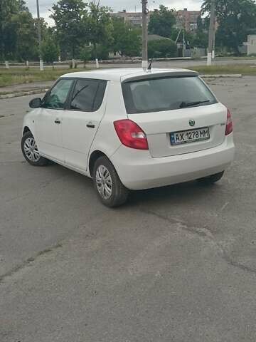 Белый Шкода Фабия, объемом двигателя 1.39 л и пробегом 304 тыс. км за 3950 $, фото 2 на Automoto.ua