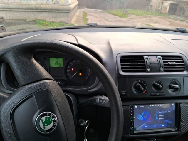 Белый Шкода Фабия, объемом двигателя 1.2 л и пробегом 153 тыс. км за 4300 $, фото 7 на Automoto.ua