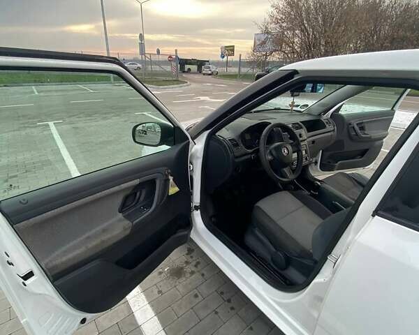 Белый Шкода Фабия, объемом двигателя 1.2 л и пробегом 250 тыс. км за 5500 $, фото 13 на Automoto.ua