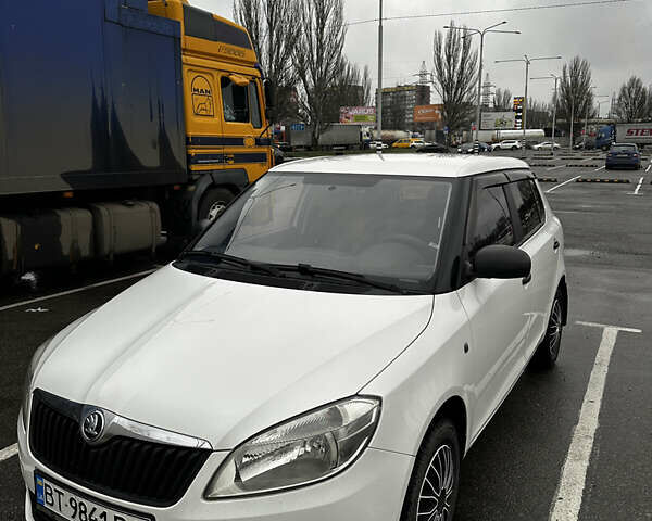 Белый Шкода Фабия, объемом двигателя 1.2 л и пробегом 162 тыс. км за 6000 $, фото 2 на Automoto.ua