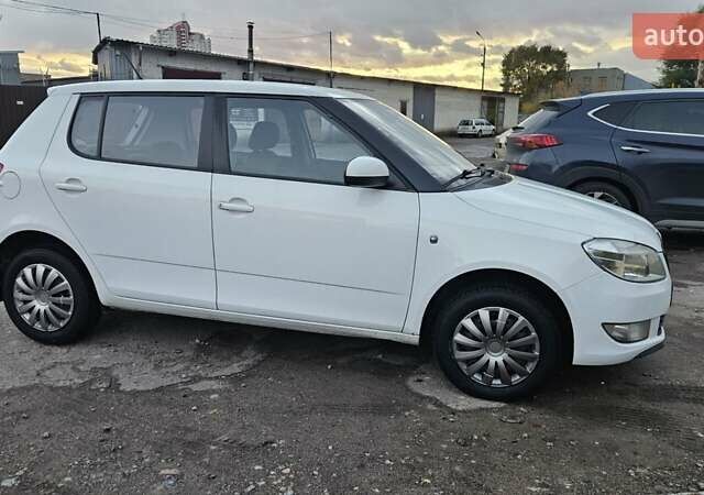 Шкода Фабия 2013 в Киеве на Automoto.ua Белый Шкода Фабия, объемом двигателя 1.39 л и пробегом 192 тыс. км за 5800 $, фото 3 на Automoto.ua