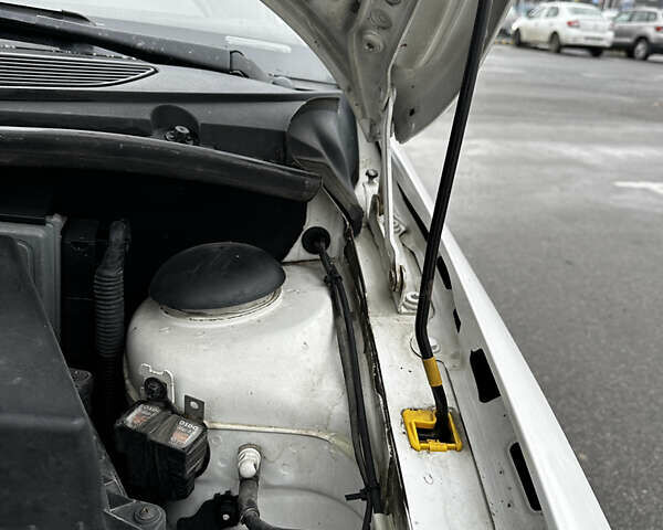 Белый Шкода Фабия, объемом двигателя 1.2 л и пробегом 162 тыс. км за 6000 $, фото 77 на Automoto.ua