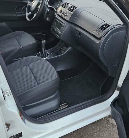 Шкода Фабия 2013 в Киеве на Automoto.ua Белый Шкода Фабия, объемом двигателя 1.39 л и пробегом 192 тыс. км за 5800 $, фото 10 на Automoto.ua