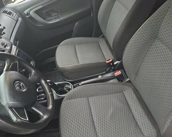 Белый Шкода Фабия, объемом двигателя 1.4 л и пробегом 285 тыс. км за 6050 $, фото 18 на Automoto.ua