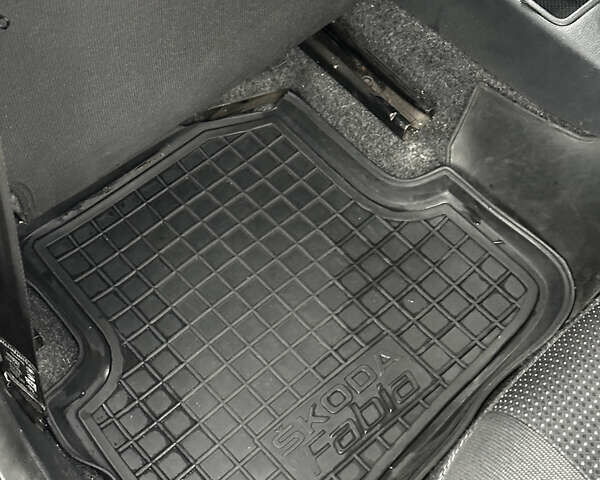 Белый Шкода Фабия, объемом двигателя 1.2 л и пробегом 162 тыс. км за 6000 $, фото 55 на Automoto.ua