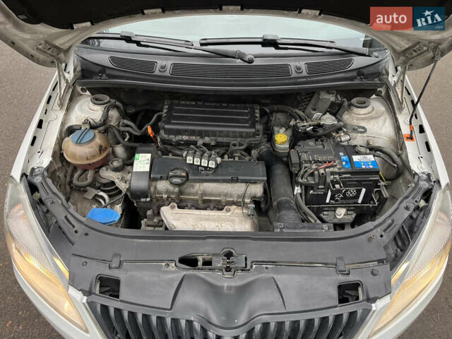 Белый Шкода Фабия, объемом двигателя 1.39 л и пробегом 221 тыс. км за 5200 $, фото 22 на Automoto.ua