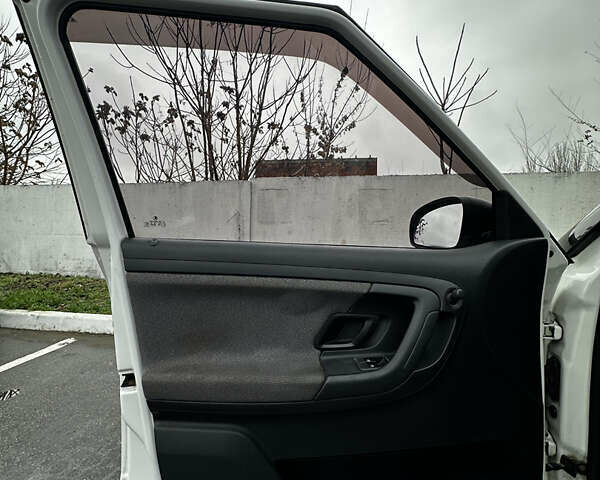 Белый Шкода Фабия, объемом двигателя 1.2 л и пробегом 162 тыс. км за 6000 $, фото 23 на Automoto.ua