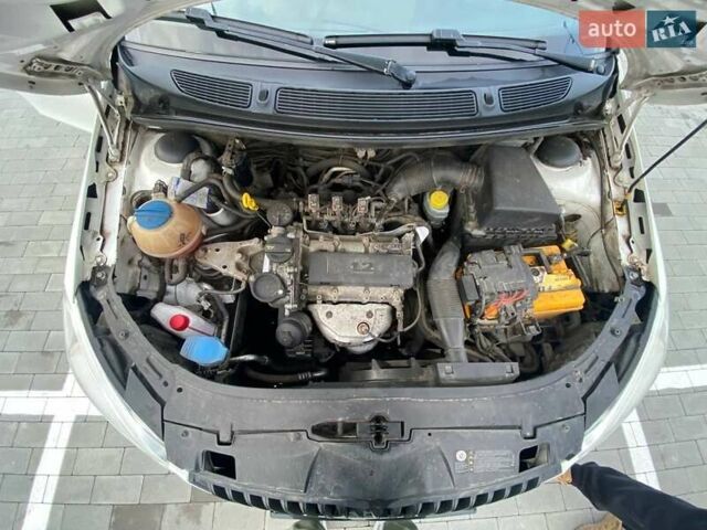 Белый Шкода Фабия, объемом двигателя 1.2 л и пробегом 250 тыс. км за 5500 $, фото 16 на Automoto.ua