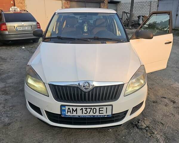 Белый Шкода Фабия, объемом двигателя 1.39 л и пробегом 231 тыс. км за 5100 $, фото 6 на Automoto.ua