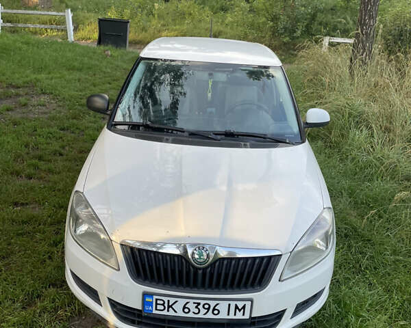 Белый Шкода Фабия, объемом двигателя 1.2 л и пробегом 215 тыс. км за 5200 $, фото 3 на Automoto.ua