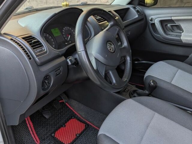 Белый Шкода Фабия, объемом двигателя 1.6 л и пробегом 174 тыс. км за 5999 $, фото 7 на Automoto.ua