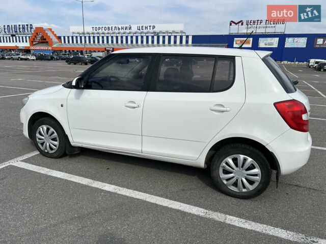Белый Шкода Фабия, объемом двигателя 1.39 л и пробегом 249 тыс. км за 4850 $, фото 1 на Automoto.ua