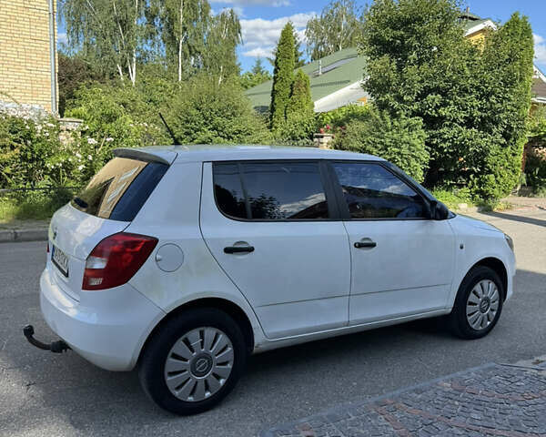 Белый Шкода Фабия, объемом двигателя 1.2 л и пробегом 235 тыс. км за 3590 $, фото 3 на Automoto.ua