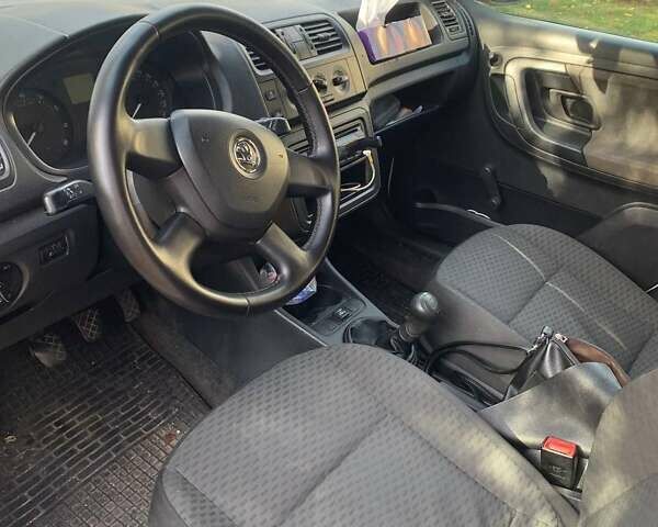 Белый Шкода Фабия, объемом двигателя 1.39 л и пробегом 241 тыс. км за 4500 $, фото 4 на Automoto.ua