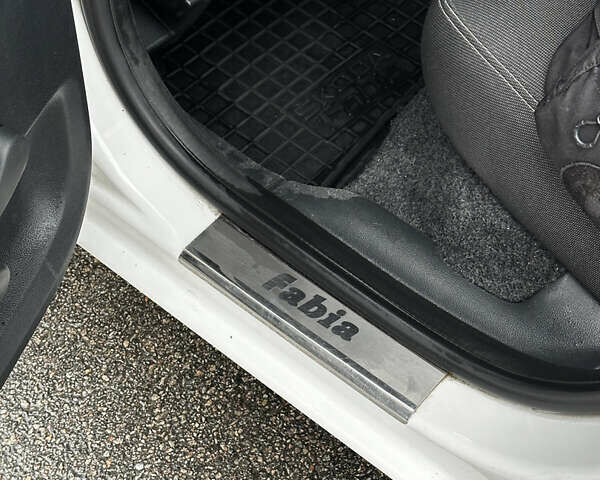 Белый Шкода Фабия, объемом двигателя 1.2 л и пробегом 162 тыс. км за 6000 $, фото 49 на Automoto.ua