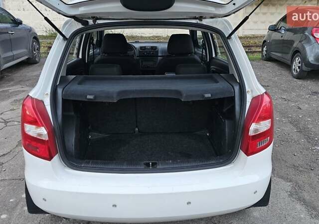 Шкода Фабия 2013 в Киеве на Automoto.ua Белый Шкода Фабия, объемом двигателя 1.39 л и пробегом 192 тыс. км за 5800 $, фото 4 на Automoto.ua