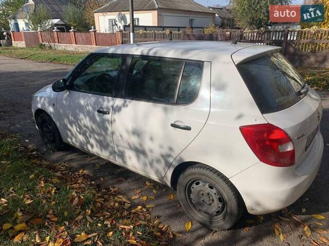 Белый Шкода Фабия, объемом двигателя 1.39 л и пробегом 241 тыс. км за 4500 $, фото 6 на Automoto.ua