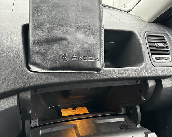 Белый Шкода Фабия, объемом двигателя 1.2 л и пробегом 162 тыс. км за 6000 $, фото 39 на Automoto.ua