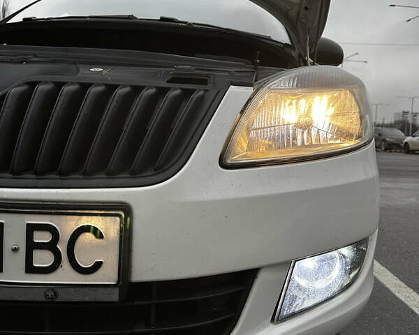 Белый Шкода Фабия, объемом двигателя 1.2 л и пробегом 162 тыс. км за 6000 $, фото 80 на Automoto.ua