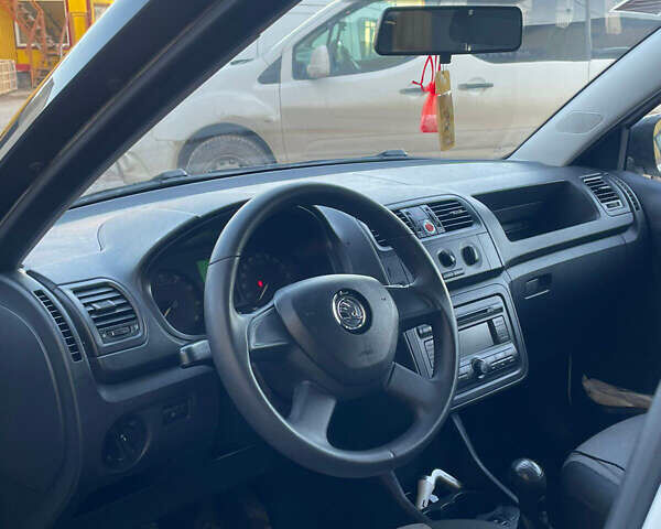 Белый Шкода Фабия, объемом двигателя 1.2 л и пробегом 183 тыс. км за 5000 $, фото 11 на Automoto.ua