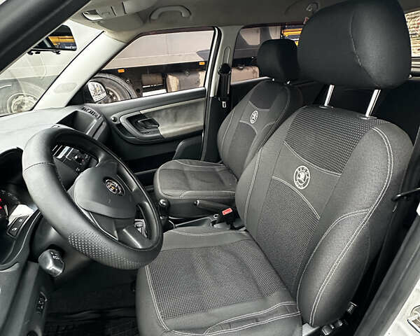 Белый Шкода Фабия, объемом двигателя 1.2 л и пробегом 162 тыс. км за 6000 $, фото 27 на Automoto.ua