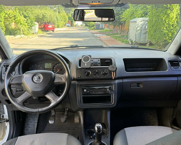 Белый Шкода Фабия, объемом двигателя 1.2 л и пробегом 235 тыс. км за 3590 $, фото 8 на Automoto.ua