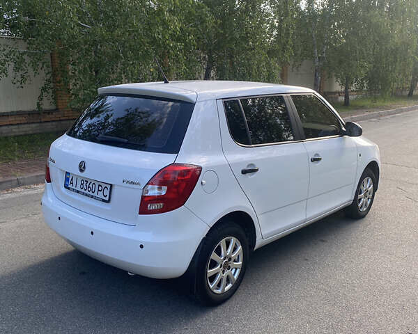 Белый Шкода Фабия, объемом двигателя 1.2 л и пробегом 158 тыс. км за 6500 $, фото 4 на Automoto.ua